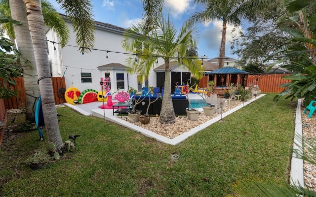 Gorgeous Urban Oasis W/hot Tub, Heated Pool And Private Movie Theater 3 Bedroom Home by Redawning
