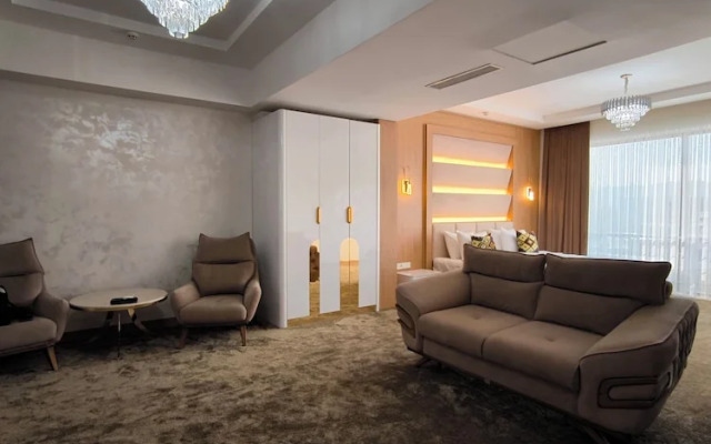 Отель Saroy Gardens