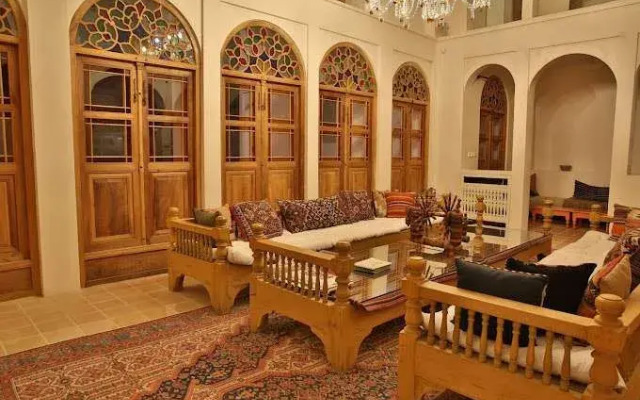 Manouchehri Traditional House And Hotel