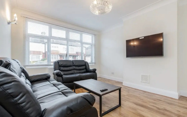 Modern & Spacious 3BR Terraced House