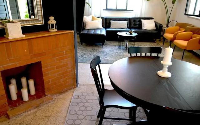 Inspiring 3Bed Unit with Sunny Balcony & Fireplace