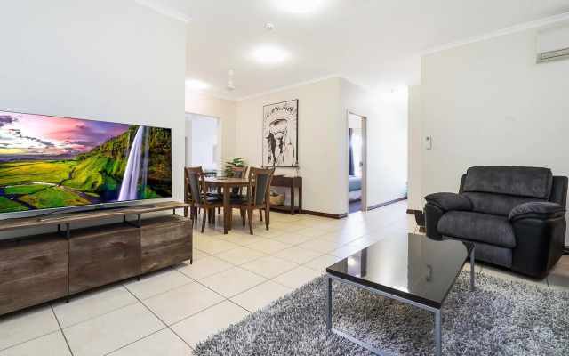 Huge CBD Top Floor Apartment with Breath Taking Views!