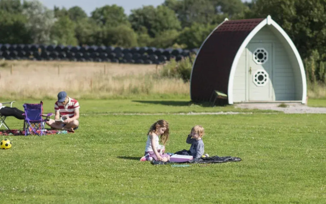 Camping Pod Near Lake - Campsite