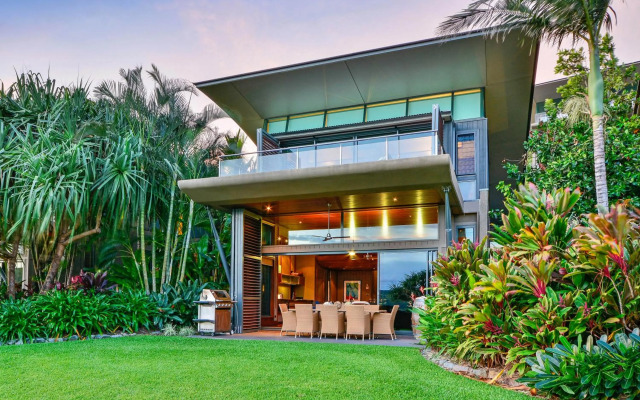 Yacht Club Villas