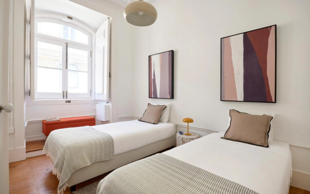 Sunny Pink Street Historical Apt, By TimeCooler