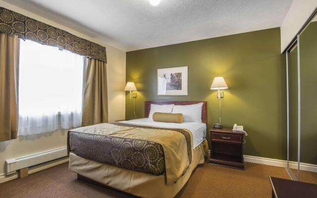 Econo Lodge Inn & Suites