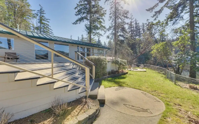 Waterfront Washington Getaway w/ Hot Tub & Deck!