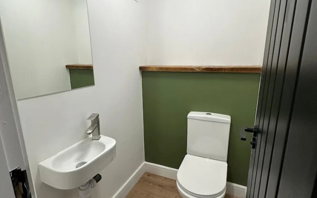 House-sleeps8-parking-garden