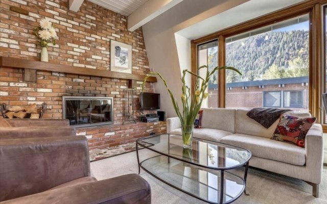 Exclusive 2 Bedroom Mountain Vacation Rental in the Heart of Downtown Aspen One Block From Silver Queen Gondola