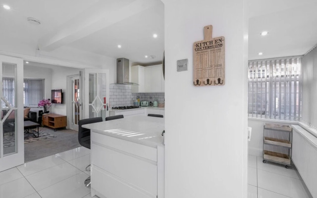 Delightful House 4 bed 2 bath  - Parking