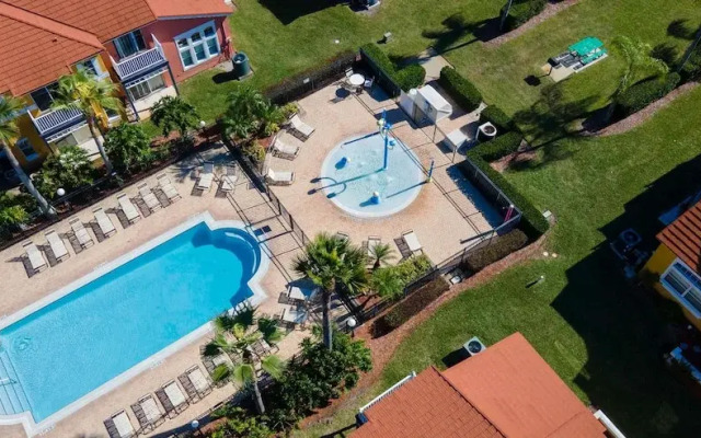 Beautiful Townhome Near Theme Parks
