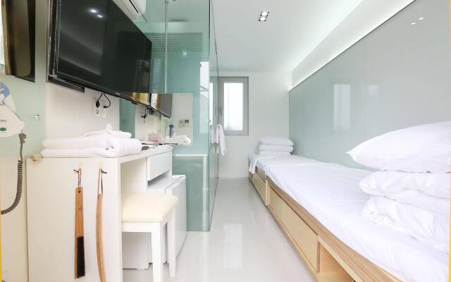 Lookhome Guesthouse (female only)