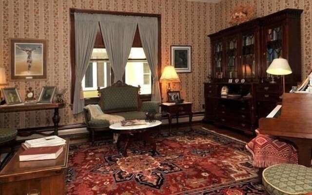 Victorian Loft B & B