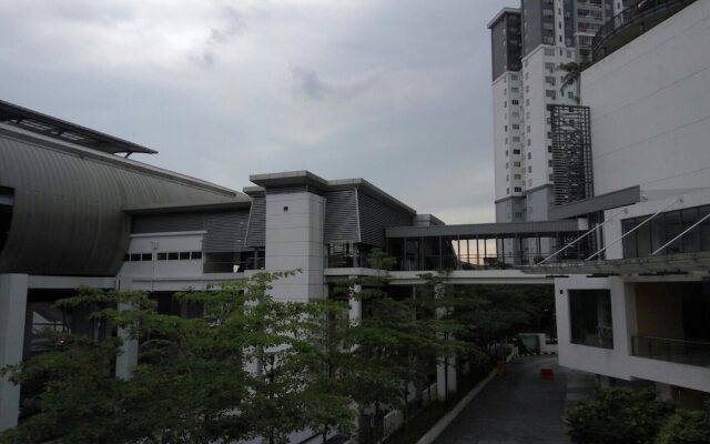 Cosy suite near Airport and LRT station