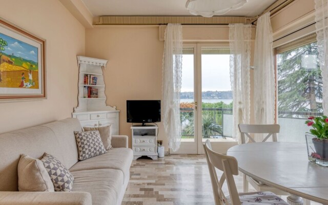 Snug Holiday Home in Salò With Balcony