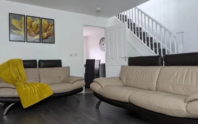 Burnley-4-bedroom House-sleeps 6-parking-clariturf
