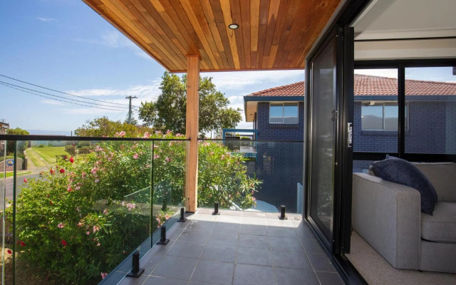 Seaview - Pet Friendly with Stunning Views - 1 Min to Beach
