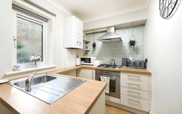 One bedroom central Slough with parking