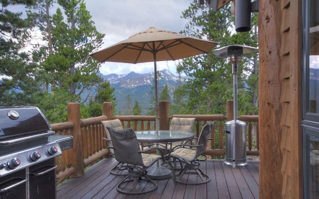 Dunkin Hill Lodge 5 Bedroom Home by RedAwning