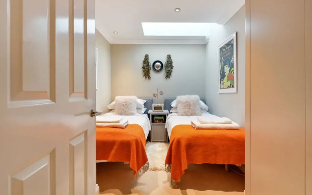 Stylish Family Home Close To Ealing Common