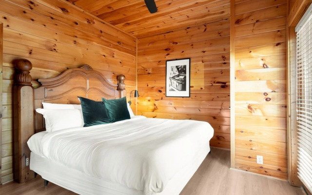 Cades Cove by Avantstay Treetop Haven in Smokey Mountains w/ Hot Tub, Game Room & Home Theatre