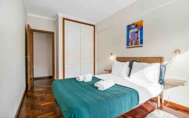 Bright Flat by Carcavelos Beach With Fast Wi-fi