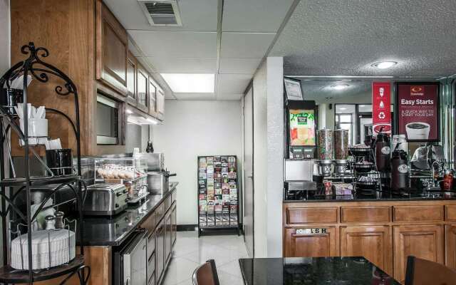 Econo Lodge Inn & Suites Memphis East