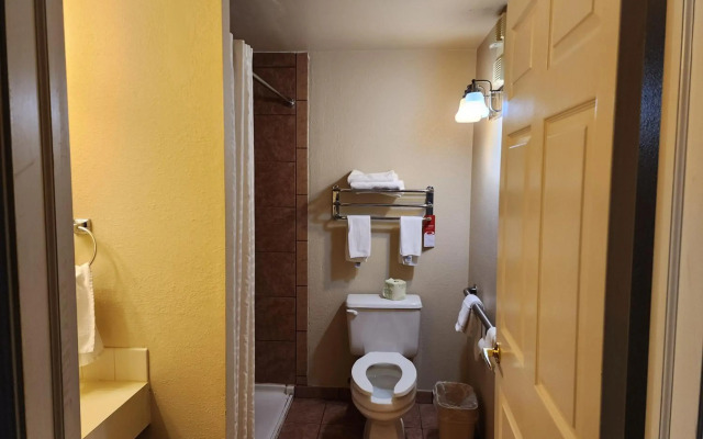 Econo Lodge & Suites