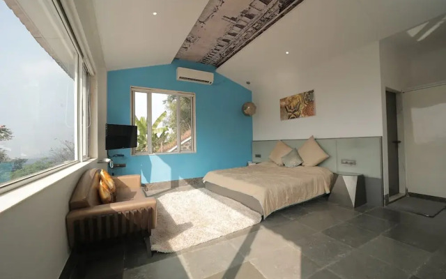 360 South, Khandala