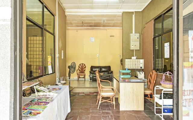 OYO 90702 Empire Inn 1