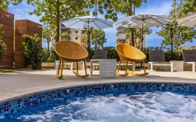 Le Grove Hotel