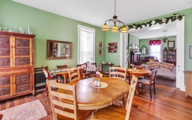 Main Street Bed & Breakfast Established in 1810