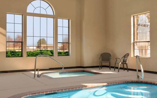 Travelodge by Wyndham Fort Lauderdale