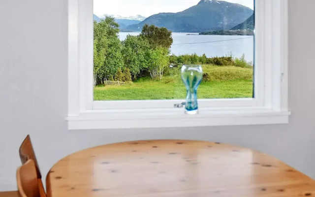 10 Person Holiday Home in Midsund