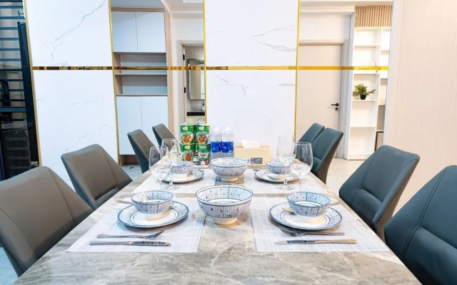 Happy Light Apartment in the Cardinal Court