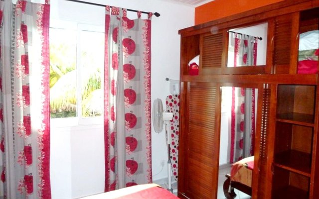House with One Bedroom in Saint Benoit, with Wonderful Mountain View, Furnished Garden And Wifi - 45 Km From the Beach