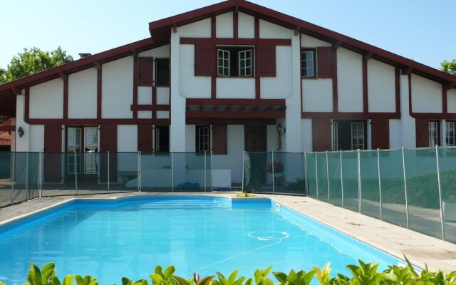 House With 6 Bedrooms in Saint-jean-de-luz, With Wonderful Mountain Vi