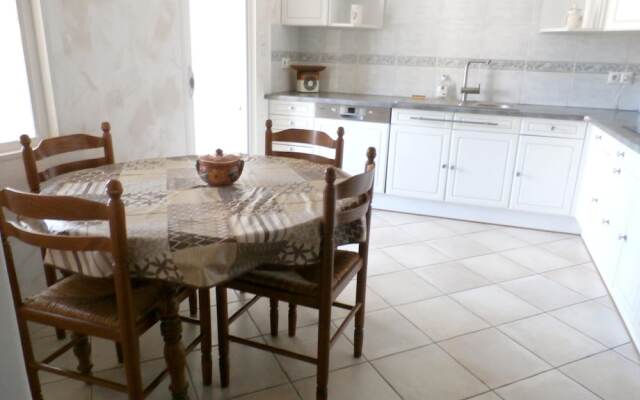 Villa With 3 Bedrooms In La Tour D'aigues, With Private Pool, Furnished Garden And Wifi