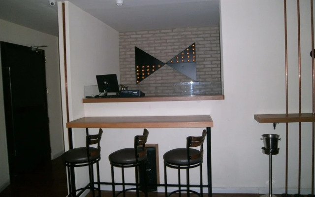 Yellow Rose Hotel