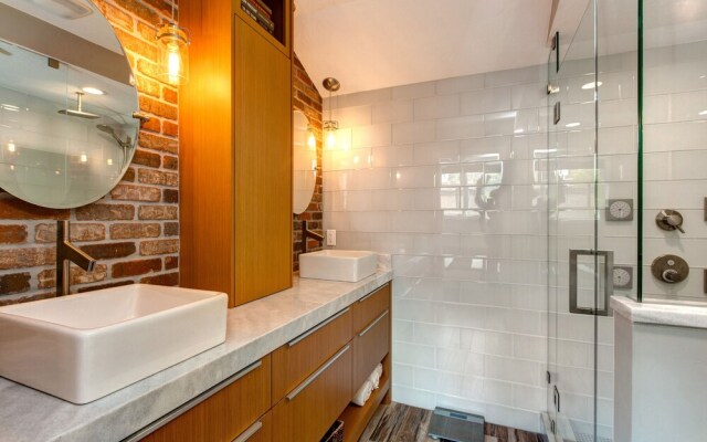 Park Avenue Upgraded 3 Bedroom Condominiums