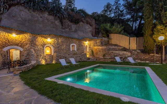 Traditional Cave House With Swimming Pool Near to City Center. Cueva del Cadí