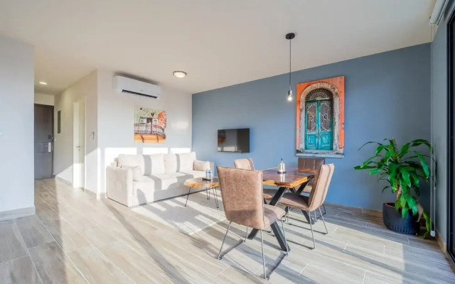 w Exceptional 1BR With Balcony in Casco View