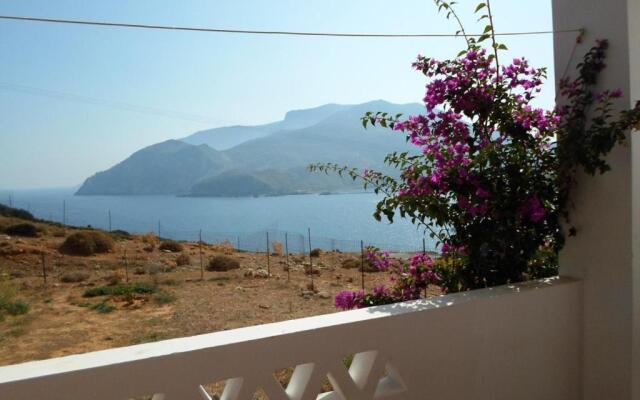 LALAROUS Studios & Apartments