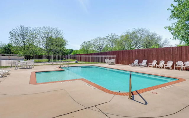 'rio Vista' Condo: Direct Guadalupe River Access!