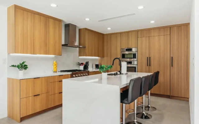 Casa Leona - Modern Masterpiece Behind Private Gates w/ Pool & Chef's Kitchen