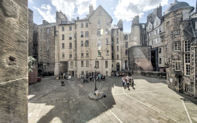 JOIVY Location, Location! North Bank Street Luxury Apt