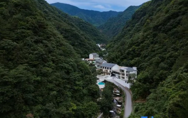 Only this fairyland, riverside sojourn designer art villa mountain lodging