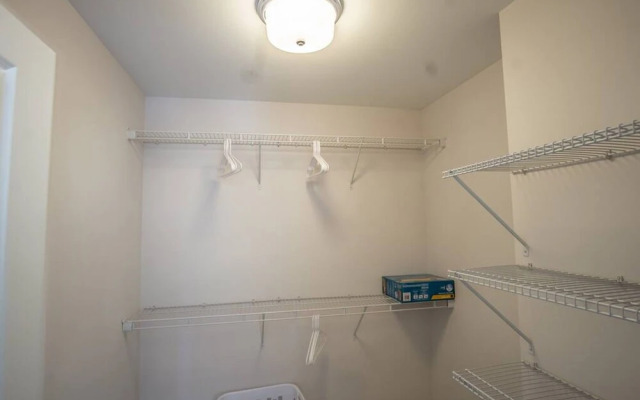 2 Bedroom Modern Apartment Near Buckhead Station