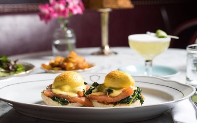 Vogue Hotel Montreal Downtown, Curio Collection by Hilton