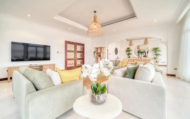 Exclusive 6BR Palm Villa w Private Pool and Beach
